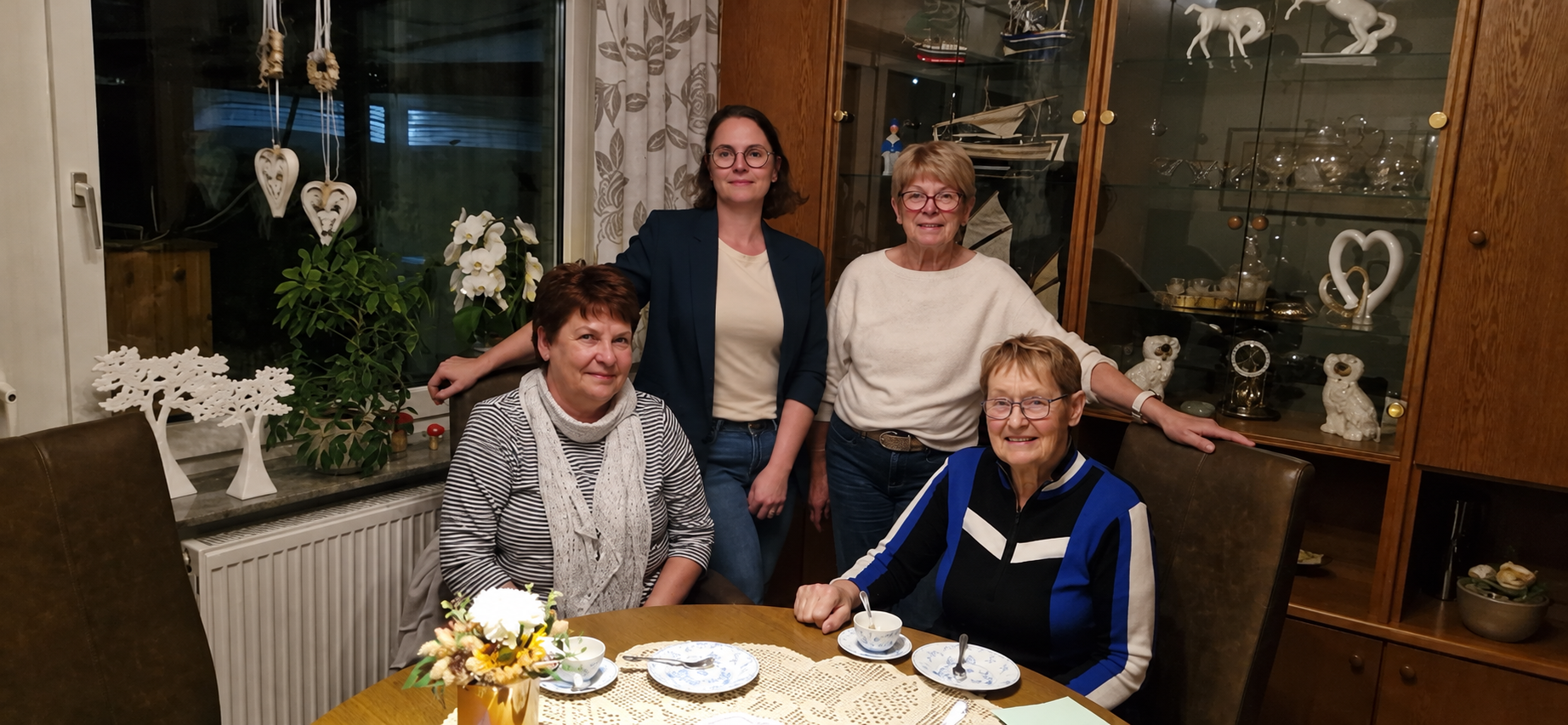Gemütliche Teerunde im Wohnzimmer